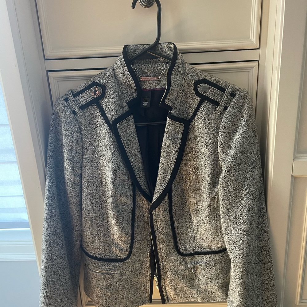 Beautiful jacket no flaws like new.